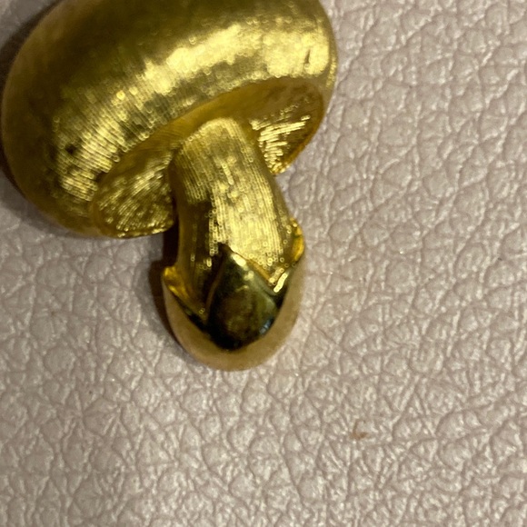 TRIFARI VINTAGE EUC Crown T Gold-Tone Small Mushroom Pin Brooch, Signed - Picture 3 of 5